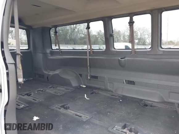 ✅ 2020 Chevrolet Express Passenger LT • VIN: 1GAZGPFG4L1121251 • Lot: 41306415. Wystawiony na IAAI z przebiegiem 77 060 mil. Bezpłatny archiwum sprzedaży aukcyjnych z USA i szczegółowy raport historii pojazdu na DreamBid. Zdjęcie 8.