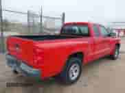 2007 Dodge Dakota ST z VIN 1D7HW22K57S242864, wystawiony jako IAAI lot #40887281 z przebiegiem 139 160 mil mil oraz . Historia ofert i sprzedaży dostępna na DreamBid. Obrazek 4.