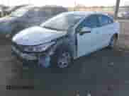 2017 Chevrolet Cruze LS z VIN 1G1BC5SMXH7265209, wystawiony jako IAAI lot #43371995 z przebiegiem 133 478 mil mil oraz . Historia ofert i sprzedaży dostępna na DreamBid. Obrazek 19.