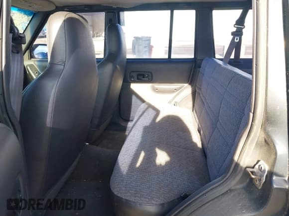 ✅ 2000 Jeep Cherokee • VIN: 1J4FF48S9YL203916 • Lot: 43690585. Listed on IAAI with 230,001 mi. Free auction sales archive from the USA and detailed vehicle history report at DreamBid. Image 8.