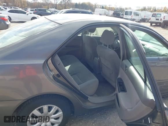 ✅ 2005 Toyota Camry LE • VIN: 4T1BE32K95U975375 • Lot: 43641699. Listed on IAAI with 129,132 mi. Free auction sales archive from the USA and detailed vehicle history report at DreamBid. Image 8.