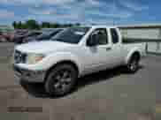 2011 Nissan Frontier SV z VIN 1N6AD0CU7BC435877, wystawiony jako Copart lot #57132265 z przebiegiem 141 862 mil mil oraz Czysty tytuł • Clean title. Historia ofert i sprzedaży dostępna na DreamBid. Obrazek 1.