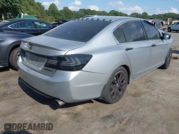 ✅ 2015 Honda Accord Sport • VIN: 1HGCR2F5XFA167584 • Lot: 43059462. Listed on IAAI with 185,685 mi. Free auction sales archive from the USA and detailed vehicle history report at DreamBid. Image 4.