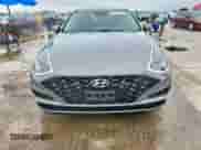 2021 Hyundai Sonata SEL z VIN 5NPEF4JA1MH102810, wystawiony jako Copart lot #70359175 z przebiegiem 49 293 mil mil oraz Czysty tytuł • Clean title. Historia ofert i sprzedaży dostępna na DreamBid. Obrazek 5.