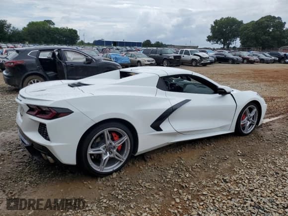 ✅ 2022 Chevrolet Corvette 1LT • VIN: 1G1YA3D42N5101221 • Lot: 60999375. Wystawiony na Copart z przebiegiem 14 033 mil. Bezpłatny archiwum sprzedaży aukcyjnych z USA i szczegółowy raport historii pojazdu na DreamBid. Zdjęcie 3.