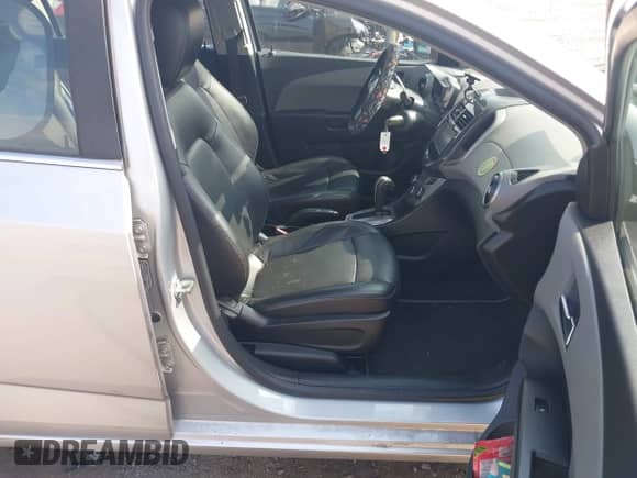 ✅ 2015 Chevrolet Sonic LTZ • VIN: 1G1JE5SB5F4208001 • Лот: 43265980. Размещён на IAAI с пробегом 112 924 миль миль. Получите бесплатный доступ к архиву аукционных продаж из США и посмотрите подробный отчёт об истории автомобиля на DreamBid. Изображение 5.