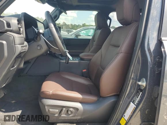 ✅ 2024 Toyota Land Cruiser • VIN: JTEABFAJ7RK010563 • Lot: 71545225. Wystawiony na Copart z przebiegiem 24 900 mil. Bezpłatny archiwum sprzedaży aukcyjnych z USA i szczegółowy raport historii pojazdu na DreamBid. Zdjęcie 7.