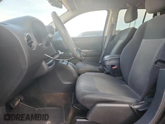 ✅ 2016 Jeep Compass Sport SE • VIN: 1C4NJCBA9GD666352 • Lot: 92598185. Wystawiony na Copart z przebiegiem 139 740 mil. Bezpłatny archiwum sprzedaży aukcyjnych z USA i szczegółowy raport historii pojazdu na DreamBid. Zdjęcie 7.