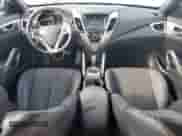 ✅ 2016 Hyundai Veloster • VIN: KMHTC6AD6GU273046 • Лот: 72533744. Размещён на Copart с пробегом 81 721 миль миль. Получите бесплатный доступ к архиву аукционных продаж из США и посмотрите подробный отчёт об истории автомобиля на DreamBid. Изображение 8.