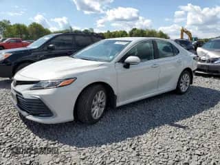 2022 Toyota Camry LE with VIN 4T1R11BK5NU055998, listed as a Copart auction lot 71433375 with 42,943 mi miles and Salvage title. Bid and sale history available at DreamBid. Image 1.