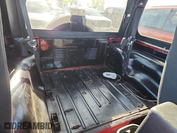 ✅ 2006 Jeep Wrangler X • VIN: 1J4FA39S76P750437 • Lot: 82685955. Wystawiony na Copart z przebiegiem Nie podano. Bezpłatny archiwum sprzedaży aukcyjnych z USA i szczegółowy raport historii pojazdu na DreamBid. Zdjęcie 10.