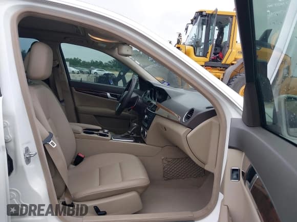 ✅ 2014 Mercedes-Benz C 250 Sport • VIN: WDDGF4HB0EA958816 • Lot: 42150390. Wystawiony na IAAI z przebiegiem 89 358 mil. Bezpłatny archiwum sprzedaży aukcyjnych z USA i szczegółowy raport historii pojazdu na DreamBid. Zdjęcie 5.