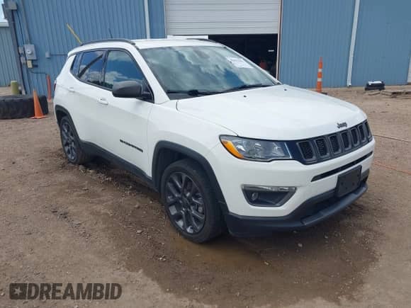 2021 Jeep Compass 80th Anniversary z VIN 3C4NJCEB6MT571564, wystawiony jako IAAI lot #42591643 z przebiegiem 56 999 mil mil oraz . Historia ofert i sprzedaży dostępna na DreamBid. Obrazek 1.