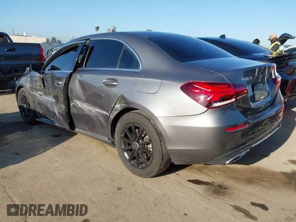 ✅ 2019 Mercedes-Benz A 220 • VIN: WDD3G4EB6KW033049 • Lot: 42211681. Wystawiony na IAAI z przebiegiem 35 186 mil. Bezpłatny archiwum sprzedaży aukcyjnych z USA i szczegółowy raport historii pojazdu na DreamBid. Zdjęcie 3.