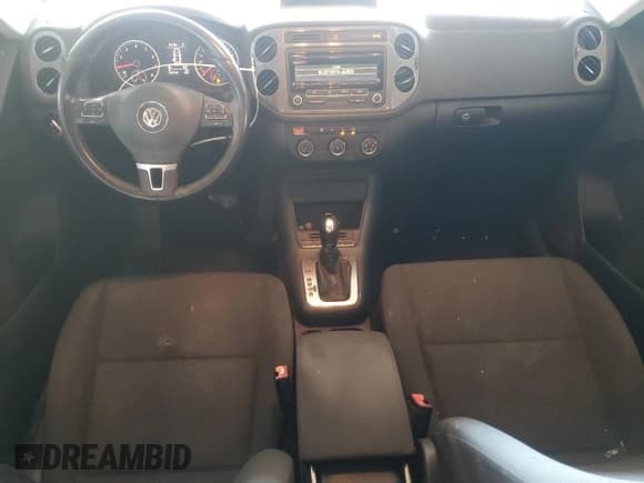 ✅ 2013 Volkswagen Tiguan S • VIN: WVGAV3AX8DW576243 • Лот: 62882635. Опубликован ранее на Copart с пробегом 115 113 миль. Бесплатный доступ к архиву аукционных продаж из США и подробный отчёт об истории автомобиля на DreamBid. Изображение 8.