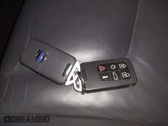 ✅ 2015 Volvo S60 T6 R-Design Platinum • VIN: YV1902THXF2313472 • Lot: 41454201. Wystawiony na IAAI z przebiegiem 64 106 mil. Bezpłatny archiwum sprzedaży aukcyjnych z USA i szczegółowy raport historii pojazdu na DreamBid. Zdjęcie 11.