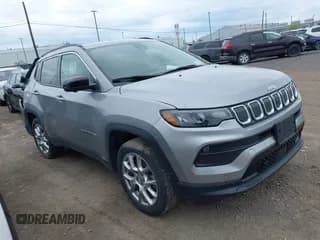 ✅ 2022 Jeep Compass Latitude Lux • VIN: 3C4NJDFB5NT112287 • Lot: 42193240. Wystawiony na IAAI z przebiegiem 28 521 mil. Bezpłatny archiwum sprzedaży aukcyjnych z USA i szczegółowy raport historii pojazdu na DreamBid. Zdjęcie 1.