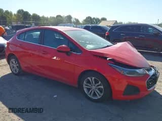 2019 Chevrolet Cruze LT z VIN 3G1BE6SMXKS553496, wystawiony jako IAAI lot #43338426 z przebiegiem 136 150 mil mil oraz . Historia ofert i sprzedaży dostępna na DreamBid. Obrazek 1.