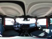 ✅ 2025 Jeep Wrangler Sahara • VIN: 1C4PJXEN5SW568740 • Lot: 43606846. Wystawiony na IAAI z przebiegiem 11 039 mil. Bezpłatny archiwum sprzedaży aukcyjnych z USA i szczegółowy raport historii pojazdu na DreamBid. Zdjęcie 18.