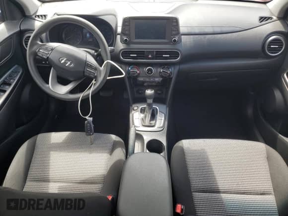 2021 Hyundai Kona SE с VIN KM8K12AA8MU626754, выставлен на аукционе Copart как лот 49159663 с пробегом 27 839 миль миль и . История ставок и продаж доступна на DreamBid. Изображение 8.