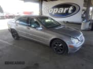 ✅ 2004 Mercedes-Benz C 240 • VIN: WDBRF61J54A558554 • Lot: 71614005. Wystawiony na Copart z przebiegiem 89 667 mil. Bezpłatny archiwum sprzedaży aukcyjnych z USA i szczegółowy raport historii pojazdu na DreamBid. Zdjęcie 4.