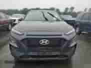 2021 Hyundai Kona SEL z VIN KM8K2CAA6MU741999, wystawiony jako Copart lot #62688565 z przebiegiem 26 536 mil mil oraz Szkoda całkowita • Salvage title. Historia ofert i sprzedaży dostępna na DreamBid. Obrazek 5.