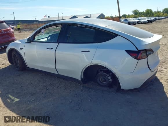 ✅ 2024 Tesla Model Y Long Range • VIN: 7SAYGDEE0RF027744 • Lot: 43405801. Wystawiony na IAAI z przebiegiem 16 832 mil. Bezpłatny archiwum sprzedaży aukcyjnych z USA i szczegółowy raport historii pojazdu na DreamBid. Zdjęcie 3.