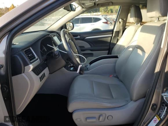 ✅ 2015 Toyota Highlander XLE • VIN: 5TDKKRFH9FS066234 • Lot: 92063265. Wystawiony na Copart z przebiegiem 107 696 mil. Bezpłatny archiwum sprzedaży aukcyjnych z USA i szczegółowy raport historii pojazdu na DreamBid. Zdjęcie 7.