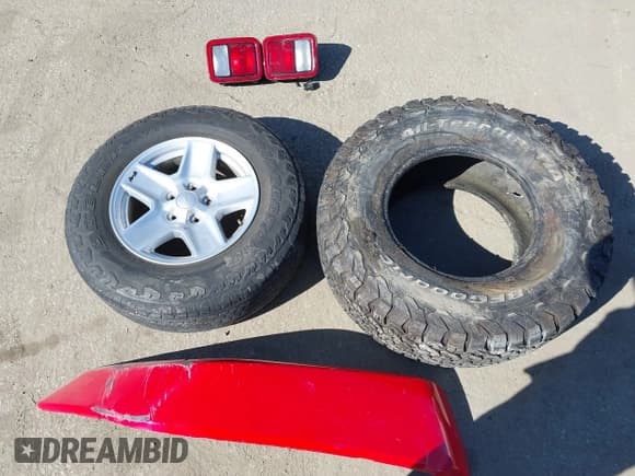 ✅ 2022 Jeep Gladiator Willys Sport • VIN: 1C6HJTAG0NL180848 • Lot: 41778129. Wystawiony na IAAI z przebiegiem Nie podano. Bezpłatny archiwum sprzedaży aukcyjnych z USA i szczegółowy raport historii pojazdu na DreamBid. Zdjęcie 12.