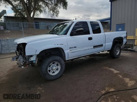 2004 Chevrolet Silverado 2500HD LS с VIN 1GCHK29U24E395189, выставлен на аукционе Copart как лот 85279365 с пробегом 220 485 миль миль и Списание • Salvage title. История ставок и продаж доступна на DreamBid. Изображение 1.