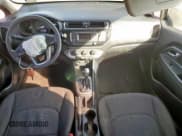 ✅ 2017 Kia Rio LX • VIN: KNADM4A33H6015085 • Lot: 86175415. Wystawiony na Copart z przebiegiem 170 273 mil. Bezpłatny archiwum sprzedaży aukcyjnych z USA i szczegółowy raport historii pojazdu na DreamBid. Zdjęcie 8.