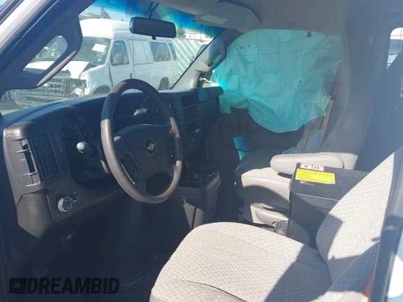 ✅ 2020 Chevrolet Express Cargo • VIN: 1GCWGAFP7L1254738 • Lot: 42937574. Wystawiony na IAAI z przebiegiem 48 077 mil. Bezpłatny archiwum sprzedaży aukcyjnych z USA i szczegółowy raport historii pojazdu na DreamBid. Zdjęcie 5.