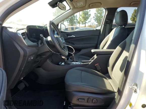 ✅ 2024 Buick Encore GX Preferred • VIN: KL4AMBSLXRB011238 • Lot: 90293015. Wystawiony na Copart z przebiegiem 18 445 mil. Bezpłatny archiwum sprzedaży aukcyjnych z USA i szczegółowy raport historii pojazdu na DreamBid. Zdjęcie 7.