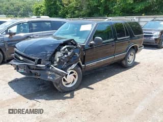 ✅ 1997 Chevrolet Blazer LS • VIN: 1GNDT13W0V2182560 • Lot: 42463604. Wystawiony na IAAI z przebiegiem 106 543 mil. Bezpłatny archiwum sprzedaży aukcyjnych z USA i szczegółowy raport historii pojazdu na DreamBid. Zdjęcie 2.