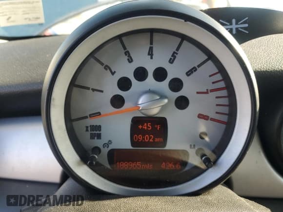 ✅ 2008 MINI Hardtop • VIN: WMWMF335X8TT62496 • Лот: 52482015. Опубликован ранее на Copart с пробегом 188 965 миль. Бесплатный доступ к архиву аукционных продаж из США и подробный отчёт об истории автомобиля на DreamBid. Изображение 9.