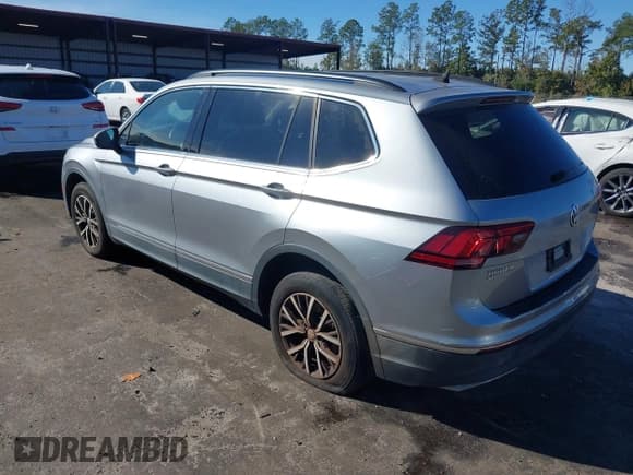 ✅ 2020 Volkswagen Tiguan SE • VIN: 3VV3B7AX4LM058983 • Lot: 43642498. Wystawiony na IAAI z przebiegiem 124 683 mil. Bezpłatny archiwum sprzedaży aukcyjnych z USA i szczegółowy raport historii pojazdu na DreamBid. Zdjęcie 3.