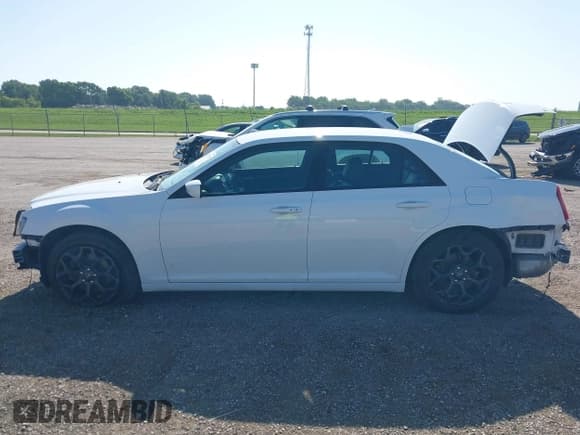 ✅ 2019 Chrysler 300 S • VIN: 2C3CCAGG3KH586189 • Lot: 42567627. Wystawiony na IAAI z przebiegiem 88 882 mil. Bezpłatny archiwum sprzedaży aukcyjnych z USA i szczegółowy raport historii pojazdu na DreamBid. Zdjęcie 15.