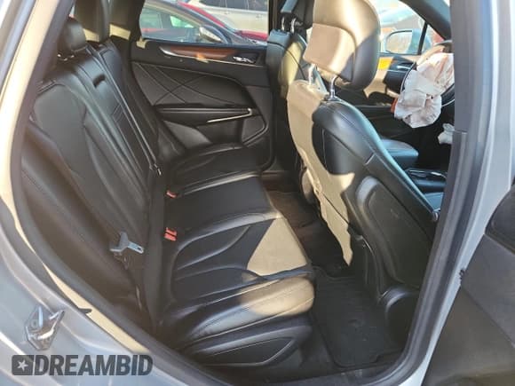 ✅ 2017 Lincoln MKC Reserve • VIN: 5LMCJ3D95HUL07410 • Lot: 92482195. Wystawiony na Copart z przebiegiem 54 609 mil. Bezpłatny archiwum sprzedaży aukcyjnych z USA i szczegółowy raport historii pojazdu na DreamBid. Zdjęcie 10.