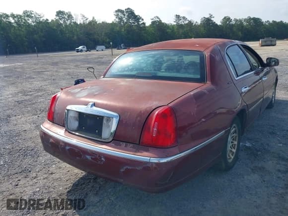 ✅ 1998 Lincoln Town Car Signature • VIN: 1LNFM82W8WY688852 • Lot: 42365729. Listed on IAAI with 194,232 mi. Free auction sales archive from the USA and detailed vehicle history report at DreamBid. Image 4.