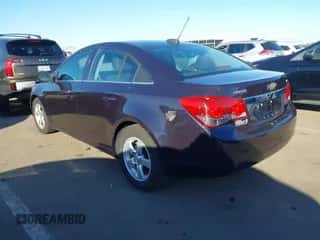 2015 Chevrolet Cruze LT z VIN 1G1PC5SB9F7107445, wystawiony jako IAAI lot #43551061 z przebiegiem 93 555 mil mil oraz . Historia ofert i sprzedaży dostępna na DreamBid. Obrazek 3.