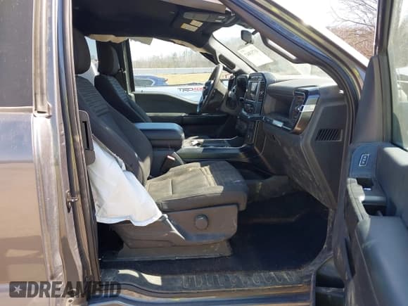 ✅ 2023 Ford F-150 XL • VIN: 1FTFX1E53PKF70086 • Lot: 41753847. Wystawiony na IAAI z przebiegiem 29 068 mil. Bezpłatny archiwum sprzedaży aukcyjnych z USA i szczegółowy raport historii pojazdu na DreamBid. Zdjęcie 5.