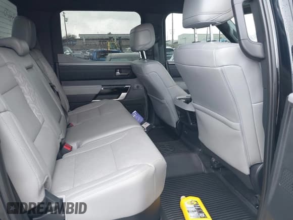 ✅ 2025 Toyota Tundra Limited • VIN: 5TFJA5DB5SX243937 • Lot: 41758649. Wystawiony na IAAI z przebiegiem 7 083 mil. Bezpłatny archiwum sprzedaży aukcyjnych z USA i szczegółowy raport historii pojazdu na DreamBid. Zdjęcie 8.