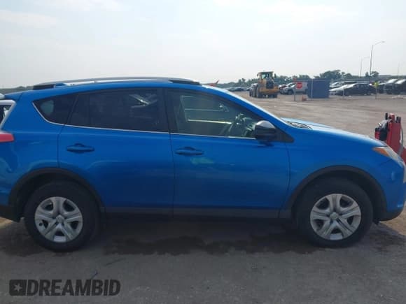 ✅ 2016 Toyota RAV4 LE • VIN: JTMZFREV5GJ093780 • Lot: 43091867. Wystawiony na IAAI z przebiegiem 135 005 mil. Bezpłatny archiwum sprzedaży aukcyjnych z USA i szczegółowy raport historii pojazdu na DreamBid. Zdjęcie 13.