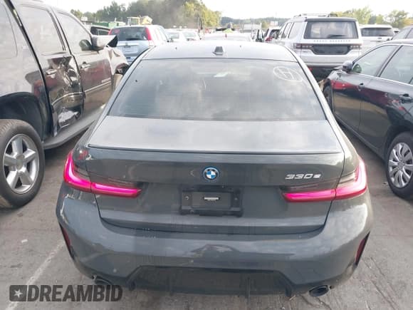 ✅ 2023 BMW 3 Series 330e • VIN: 3MW39FF09P8C97635 • Lot: 43129492. Wystawiony na IAAI z przebiegiem 27 153 mil. Bezpłatny archiwum sprzedaży aukcyjnych z USA i szczegółowy raport historii pojazdu na DreamBid. Zdjęcie 16.