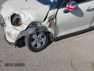 ✅ 2016 MINI Hardtop 4 Door • VIN: WMWXU1C55G2D11437 • Lot: 43675124. Wystawiony na IAAI z przebiegiem 139 003 mil. Bezpłatny archiwum sprzedaży aukcyjnych z USA i szczegółowy raport historii pojazdu na DreamBid. Zdjęcie 6.