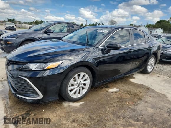 ✅ 2023 Toyota Camry LE • VIN: 4T1C11AK4PU755652 • Lot: 90871215. Wystawiony na Copart z przebiegiem 31 599 mil. Bezpłatny archiwum sprzedaży aukcyjnych z USA i szczegółowy raport historii pojazdu na DreamBid. Zdjęcie 1.