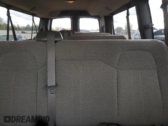 ✅ 2014 Chevrolet Express Passenger LT • VIN: 1GAZG1FG5E1163928 • Lot: 86705695. Wystawiony na Copart z przebiegiem 85 738 mil. Bezpłatny archiwum sprzedaży aukcyjnych z USA i szczegółowy raport historii pojazdu na DreamBid. Zdjęcie 10.