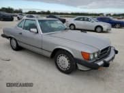 ✅ 1987 Mercedes-Benz 560 SL • VIN: WDBBA48D6HA074385 • Лот: 84098634. Опубликован ранее на Copart с пробегом 141 496 миль. Бесплатный доступ к архиву аукционных продаж из США и подробный отчёт об истории автомобиля на DreamBid. Изображение 4.