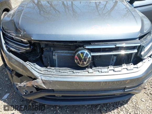 ✅ 2022 Volkswagen Tiguan SE • VIN: 3VV2B7AXXNM019538 • Lot: 42109211. Wystawiony na IAAI z przebiegiem 30 576 mil. Bezpłatny archiwum sprzedaży aukcyjnych z USA i szczegółowy raport historii pojazdu na DreamBid. Zdjęcie 18.