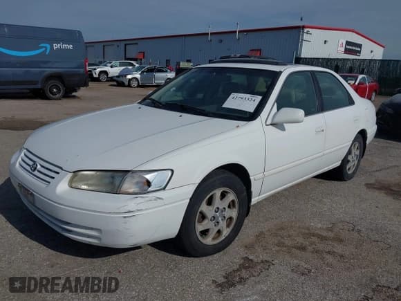 ✅ 1999 Toyota Camry LE • VIN: JT2BF28K2X0212085 • Lot: 42793324. Wystawiony na IAAI z przebiegiem 138 616 mil. Bezpłatny archiwum sprzedaży aukcyjnych z USA i szczegółowy raport historii pojazdu na DreamBid. Zdjęcie 2.